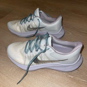 Nike Air Zoom Winflo 8 Premium Running Shoes